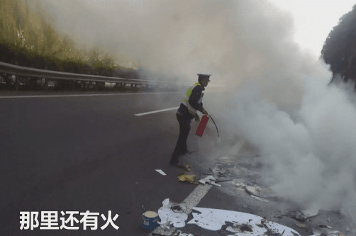 小貨車高速路上自燃 主因油漆溫度太高所導致